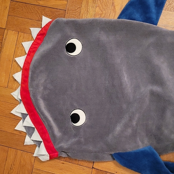 Blanket Tails shark blanket - Picture 2 of 5